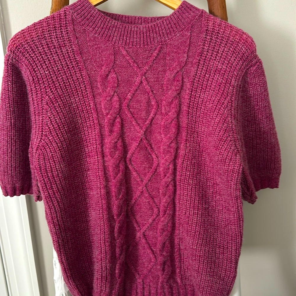 Short sleeve sweater bought from boutique. Great condition. Size small.
